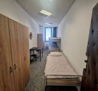 Ubytovanie pre zamestnancov, 64 m2, Tulská ul., Zvolen - Západ - Interiér budovy s dvoma posteľami, skriňami a malým stolíkom na izbe.