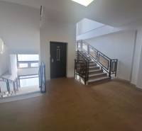 Priestor pre služby na prenájom,  36 m2, Tulska ul., Zvolen - Západ - Schodisko v obchodných priestoroch s oknami a podlahou s dreveným dekorom.