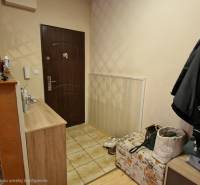 EXKLUZÍVNE-PREDAJ 3-IZBOVÝ BYT POPRAD, juh-bl.Slnečnica 80 m2  2 balk. - Vstupná hala v 3-izbovom byte s kamenným obložením a úložnými priestormi.