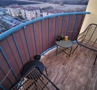 EXKLUZÍVNE-PREDAJ 3-IZBOVÝ BYT POPRAD, juh-bl.Slnečnica 80 m2  2 balk. - Balkón 3-izbového bytu s podlahou s dreveným dekorom na Novomeského ulici v Poprade.