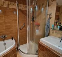 EXKLUZÍVNE-PREDAJ 3-IZBOVÝ BYT POPRAD, juh-bl.Slnečnica 80 m2  2 balk. - Kúpeľňa v 3-izbovom byte s vaňou, sprchovacím kútom a umývadlom.