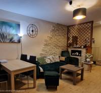 EXKLUZÍVNE-PREDAJ 3-IZBOVÝ BYT POPRAD, juh-bl.Slnečnica 80 m2  2 balk. - Obývacia izba s podlahou s dreveným dekorom a štýlovým sedením v 3-izbovom byte.