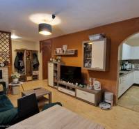 EXKLUZÍVNE-PREDAJ 3-IZBOVÝ BYT POPRAD, juh-bl.Slnečnica 80 m2  2 balk. - Obývacia izba v 3-izbovom byte s podlahou s dreveným dekorom a otvorenou kuchyňou.