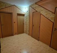 EXKLUZÍVNE-PREDAJ 3-IZBOVÝ BYT POPRAD, juh-bl.Slnečnica 80 m2  2 balk. - Chodba s tromi dverami a podlahou s dreveným dekorom v 3-izbovom byte.