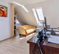 NA PRENÁJOM-Kancelársky priestor-Košice-Staré mesto,Masarykova ul. - Kancelárie s pohovkou, obrazom na stene a podlahou s dreveným dekorom.