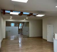 NA PRENÁJOM-Kancelársky priestor-Košice-Staré mesto,Masarykova ul. - Kancelárie s podlahou s dreveným dekorom, presklené dvere a schody.