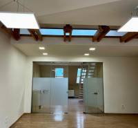 NA PRENÁJOM-Kancelársky priestor-Košice-Staré mesto,Masarykova ul. - Interiér kancelárie s podlahou s dreveným dekorom a sklenenými dverami.