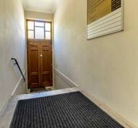 NA PRENÁJOM-Kancelársky priestor-Košice-Staré mesto,Masarykova ul. - Úzke schodisko s rebríčkom a lampou vedie ku dreveným dverám. Kancelárie.