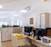 NA PRENÁJOM-Kancelársky priestor-Košice-Staré mesto,Masarykova ul. - Kancelárie s podlahou s dreveným dekorom, pracovnými stolmi a skladovými skrinkami.