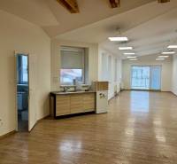 NA PRENÁJOM-Kancelársky priestor-Košice-Staré mesto,Masarykova ul. - Kancelárie s podlahou s dreveným dekorom, veľkými oknami a kuchynským kútom.