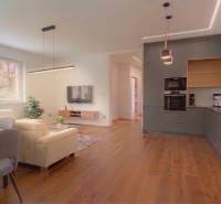 NOVINKA - 2x Novostavba RODINNÝCH DOMOV - Borčice  - Obývacia izba v rodinnom dome so sedačkou a podlahou s dreveným dekorom.