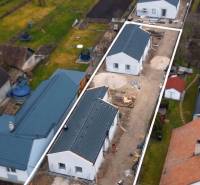 NOVINKA - 2x Novostavba RODINNÝCH DOMOV - Borčice  - Zástavba rodinných domov v Borčiciach obklopená záhradami a susednými domami.