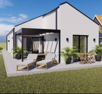 NOVINKA - 2x Novostavba RODINNÝCH DOMOV - Borčice  - Rodinný dom v Borčiciach s terasou, ležadlami a záhradným nábytkom obklopený zeleným trávnikom.