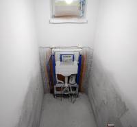 NOVINKA - 2x Novostavba RODINNÝCH DOMOV - Borčice  - Pripravovaná kúpeľňa v rodinnom dome s inštaláciou Geberit splachovacieho systému.