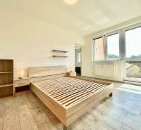 Na prenájom slnečný 2i byt s balkónom, ul. Východná, Trenčín - Svetlá izba s drevenou podlahou, posteľou a nábytkom, 2-izbový byt na ulici Východná.