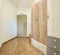 Na prenájom slnečný 2i byt s balkónom, ul. Východná, Trenčín - Vstupná chodba s dlažbou, veľkou skriňou a bezpečnostnými dverami v 2-izbovom byte na ulici Východná.