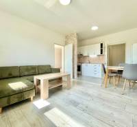 Na prenájom slnečný 2i byt s balkónom, ul. Východná, Trenčín - Svetlý obývací priestor 2-izbového bytu na ulici Východná s pohodlným nábytkom a kuchyňou.