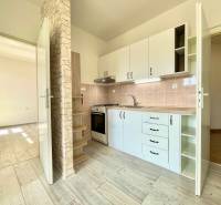 Na prenájom slnečný 2i byt s balkónom, ul. Východná, Trenčín - Kuchynská linka v 2-izbovom byte, svetlý priestor na ulici Východná.