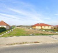 INVESTIČNÝ POZEMOK 6733 m² NA RD – SOKOLOVCE (okres Piešťany) - Pozemky - bývanie v Sokolovciach s označenou plochou na výstavbu a okolitými domami.