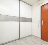 3i byt 73m2 + 6m2 balkón, Gen. Svobodu, Trenčín - Vstupná hala v 3-izbovom byte so vstavanými skriňami a farebnými dverami.