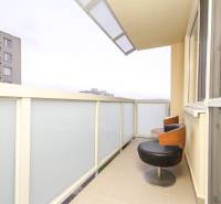 3i byt 73m2 + 6m2 balkón, Gen. Svobodu, Trenčín - Balkón pri 3-izbovom byte na ulici Gen. Svobodu v Trenčíne s posedením a výhľadom.