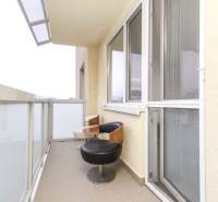 3i byt 73m2 + 6m2 balkón, Gen. Svobodu, Trenčín - Balkón s dvoma kreslami a stolom v 3-izbovom byte.