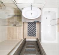 3i byt 73m2 + 6m2 balkón, Gen. Svobodu, Trenčín - Kúpeľňa s vaňou, sprchovacím kútom a podlahou s dreveným dekorom v 3-izbovom byte.