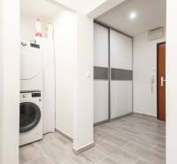 3i byt 73m2 + 6m2 balkón, Gen. Svobodu, Trenčín - Priestranná predsieň 3-izbového bytu s dlažbou, vstavanou skriňou a práčkou so sušičkou.