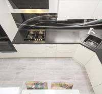 3i byt 73m2 + 6m2 balkón, Gen. Svobodu, Trenčín - Kuchyňa v 3-izbovom byte s čiernou pracovnou doskou a sivou dlažbou.