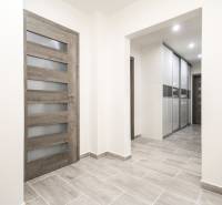 3i byt 73m2 + 6m2 balkón, Gen. Svobodu, Trenčín - Chodba v 3-izbovom byte s podlahou s dreveným dekorom a posuvnou skriňou.