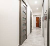 3i byt 73m2 + 6m2 balkón, Gen. Svobodu, Trenčín - Chodba v 3-izbovom byte s posuvnými dverami a svetlou podlahou.