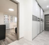 3i byt 73m2 + 6m2 balkón, Gen. Svobodu, Trenčín - Chodba s posuvnými dverami a podlahou s dreveným dekorom v 3-izbovom byte.