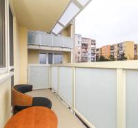 3i byt 73m2 + 6m2 balkón, Gen. Svobodu, Trenčín - Balkón 3-izbového bytu na Gen. Svobodu v Trenčíne s výhľadom na bytové domy.