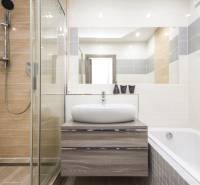 3i byt 73m2 + 6m2 balkón, Gen. Svobodu, Trenčín - Kúpeľňa v 3-izbovom byte s minimalistickým umývadlom a sprchovým kútom.