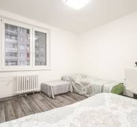 3i byt 73m2 + 6m2 balkón, Gen. Svobodu, Trenčín - Spálňa v 3-izbovom byte, obsahujúca dve postele a podlahu s dreveným dekorom.