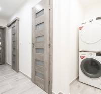 3i byt 73m2 + 6m2 balkón, Gen. Svobodu, Trenčín - Chodba v 3-izbovom byte s práčkou a sušičkou, dvere z drevom dekorovanej podlahy.