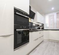 3i byt 73m2 + 6m2 balkón, Gen. Svobodu, Trenčín - Kuchyňa v 3-izbovom byte so vstavanými spotrebičmi a veľkým oknom.