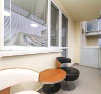 3i byt 73m2 + 6m2 balkón, Gen. Svobodu, Trenčín - Balkón s nábytkom v 3-izbovom byte na ulici Gen. Svobodu v Trenčíne.