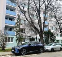 Na predaj moderný 2-izbový byt po kompletnej rekonštrukcii – Piešťany - Ulica Pod Párovcami v Piešťanoch s bytovým domom a zaparkovanými autami pred 2-izbovým bytom.