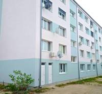 Na predaj moderný 2-izbový byt po kompletnej rekonštrukcii – Piešťany - Bytová budova na ulici Pod Párovcami v Piešťanoch, vhodná na 2-izbový byt.