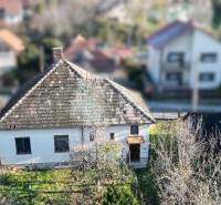 * na predaj 3i rodinný dom, 6á pozemok, Čataj - Rodinný dom v Čataji obklopený záhradou a susednými domami, všetko v pokojnej lokalite.