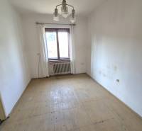 * na predaj 3i rodinný dom, 6á pozemok, Čataj - Nevybavená miestnosť v rodinnom dome s podlahou s dreveným dekorom a oknom.