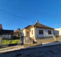 * na predaj 3i rodinný dom, 6á pozemok, Čataj - Rodinný dom v Čataji s klasickou strechou a záhradou, oplotené betónovým múrom.