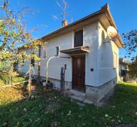 * na predaj 3i rodinný dom, 6á pozemok, Čataj - Rodinný dom v Čataji s bielou fasádou, satelitnou anténou a okolím z listnatých stromov.