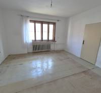 * na predaj 3i rodinný dom, 6á pozemok, Čataj - Prázdna izba v rodinnom dome s veľkým oknom a bielymi stenami.