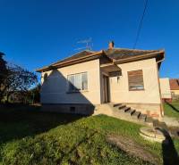 * na predaj 3i rodinný dom, 6á pozemok, Čataj - Rodinný dom v Čataji s jednoduchou fasádou, trávnatým pozemkom a schodiskom.