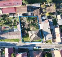 * na predaj 3i rodinný dom, 6á pozemok, Čataj - Letecký pohľad na rodinné domy v Čataji s vyznačeným pozemkom.