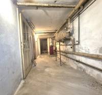 * na predaj 3i rodinný dom, 6á pozemok, Čataj - Pivničný priestor v rodinnom dome s potrubiami a dverami.