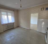 * na predaj 3i rodinný dom, 6á pozemok, Čataj - Kuchyňa v rodinnom dome s vintage tapetou, dlažbou a starým sporákom.