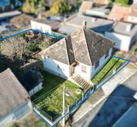 * na predaj 3i rodinný dom, 6á pozemok, Čataj - Rodinný dom v Čataji so záhradou a stromami, ohraničený modrou čiarou.